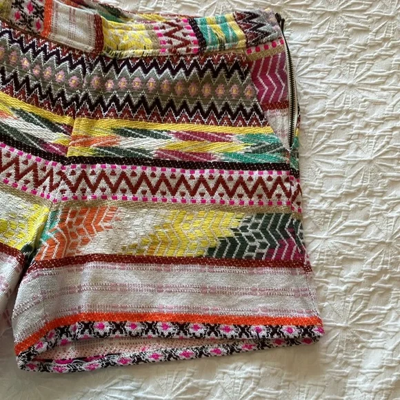 Super cute Aztec “patchwork” “weaved” pattern short w/side zip. - Picture 3 of 11